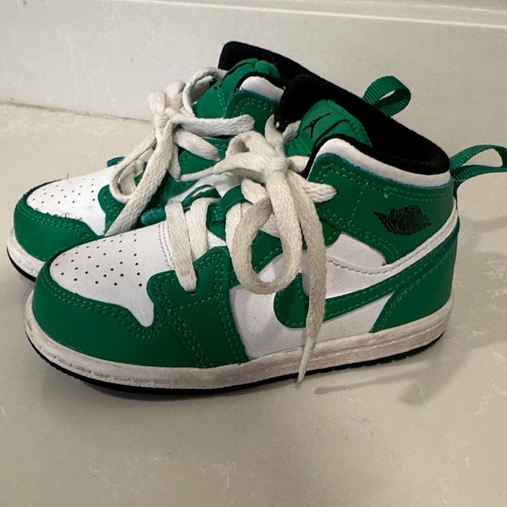 7C “lucky” Nike Kids Green and White Sneakers